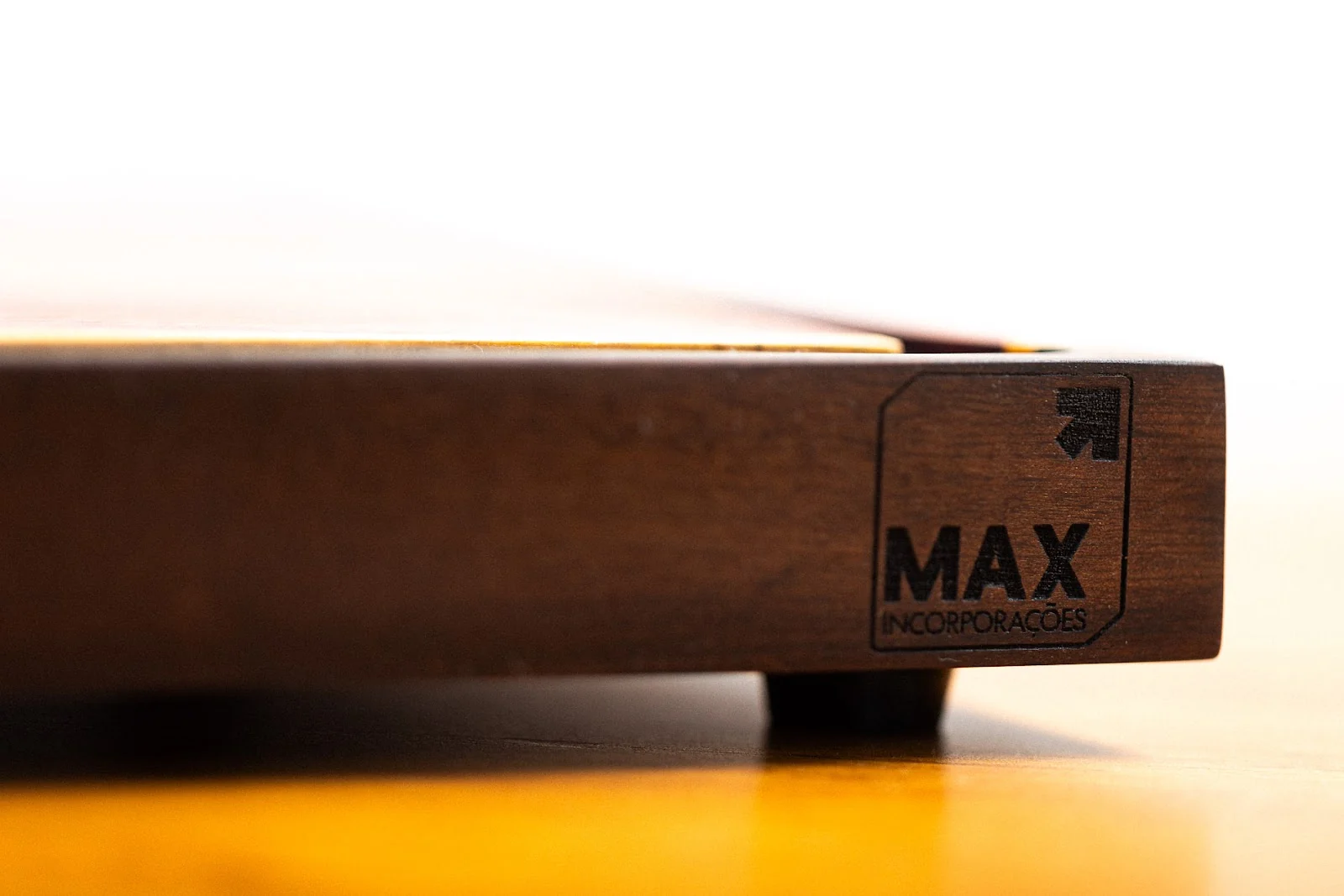 Tábua de churrasco personalizada com marca MAX Incorporações em madeira