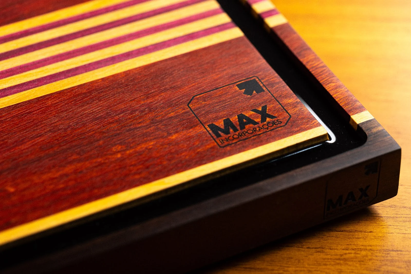 Tábua de churrasco personalizada com marca MAX Incorporações em madeira