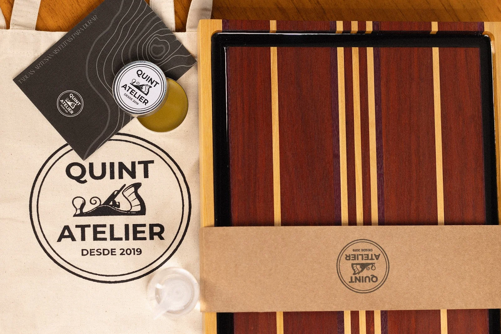 Tábua artesanal do Quint Atelier com apresentação em madeira e detalhes de acabamento