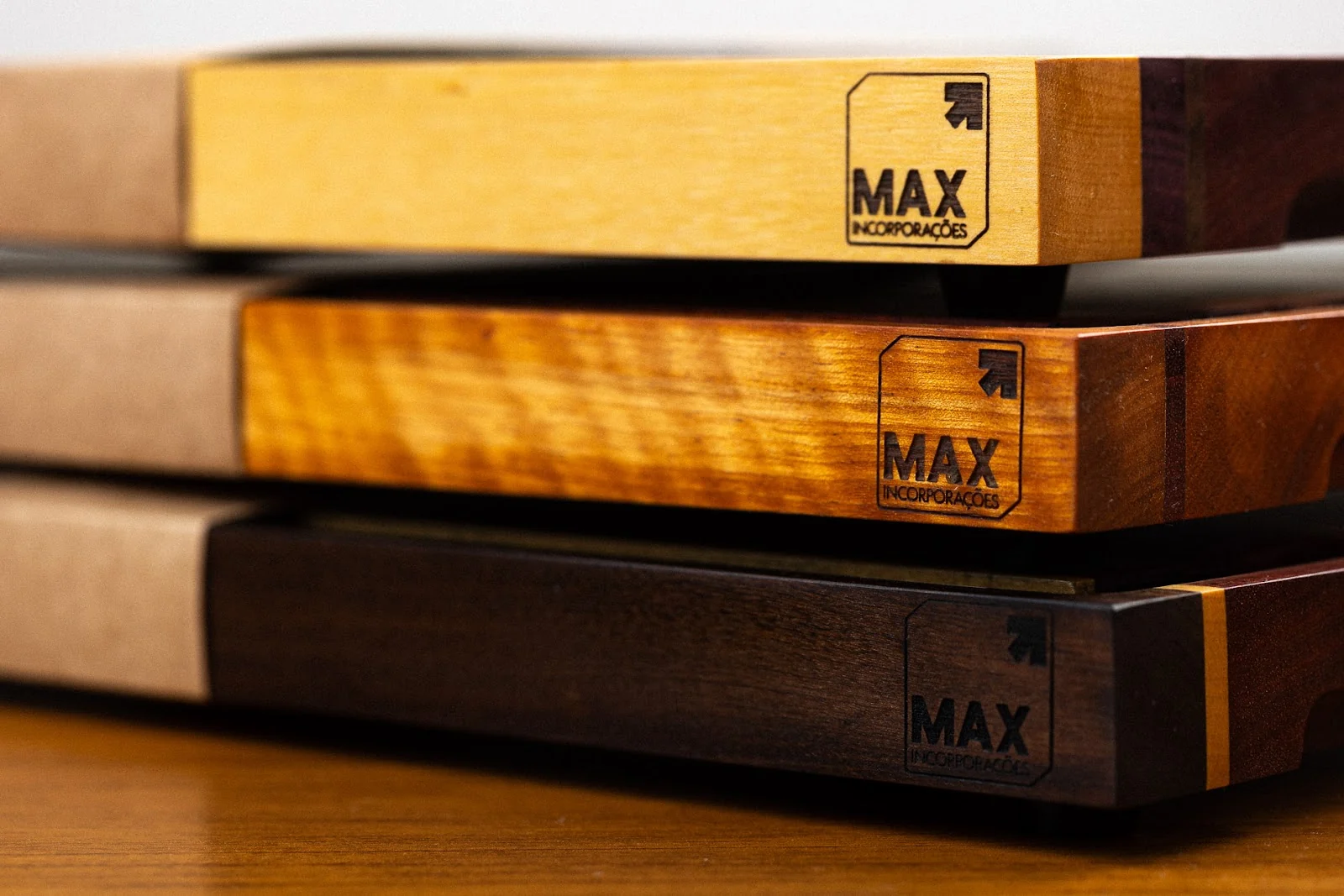 Tábua de churrasco personalizada com marca MAX Incorporações em madeira